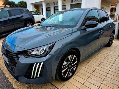 Usata Peugeot 208 Allure 100 CV (73 kW) 2025 Grigio Utilitaria