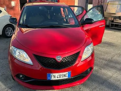 Usata Lancia Ypsilon 85 CV (62 kW) 2018 Rosso Utilitaria