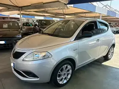 Usata Lancia Ypsilon 69 CV (50 kW) 2016 Grigio Utilitaria