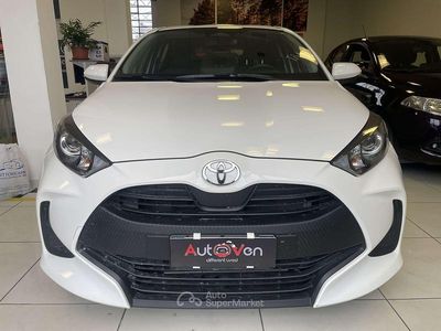 Begagnad Toyota Yaris Hybrid Active 92 HK (67 kW) 2025 Vit Sedan