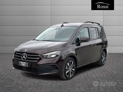 Nuevo Mercedes T180 116 CV (85 kW) 2026 Rojo Monovolumen