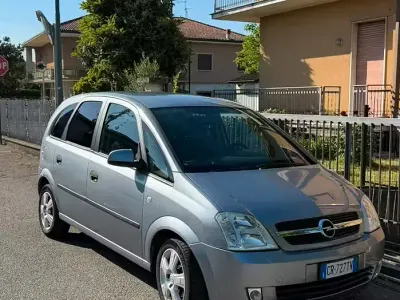 Usado Opel Meriva 90 CV (66 kW) 2005 Gris Monovolumen