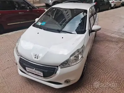 Usata Peugeot 208 68 CV (50 kW) 2013 Bianco Utilitaria