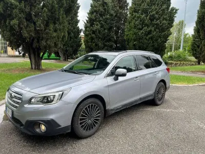 Usado Subaru Outback 150 CV (110 kW) 2017 Plateado Familiar