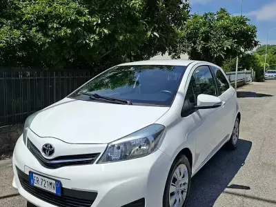 Usata Toyota Yaris Active 69 CV (50 kW) 2013 Bianco Utilitaria
