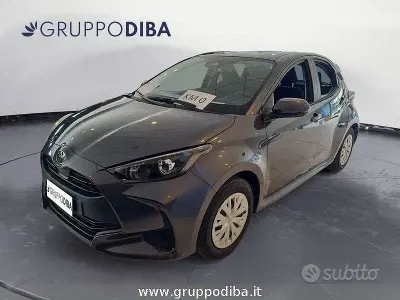 Neu Toyota Yaris Hybrid 92 PS (67 kW) 2026 Grau Limousine