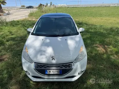 Usata Peugeot 208 Active 68 CV (50 kW) 2012 Bianco Utilitaria