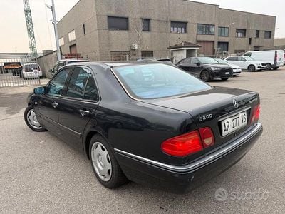 Usata Mercedes E200 186 CV (136 kW) 1998 Blu Berlina