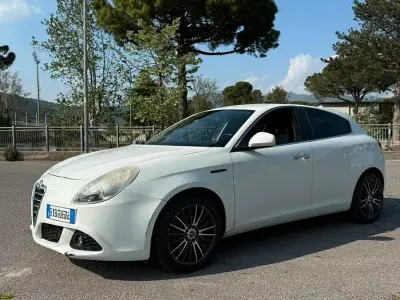 Usata Alfa Romeo Giulietta Distinctive 105 CV (77 kW) 2011 Bianco Utilitaria