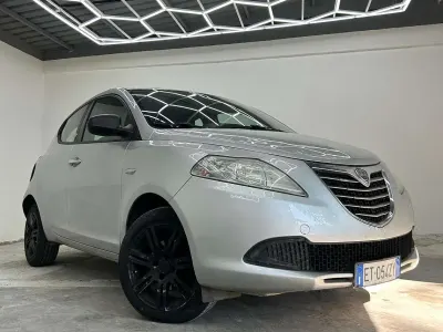 Usata Lancia Ypsilon 95 CV (69 kW) 2015 Argento Utilitaria