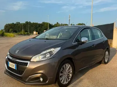 Usata Peugeot 208 Allure 82 CV (60 kW) 2019 Grigio Utilitaria