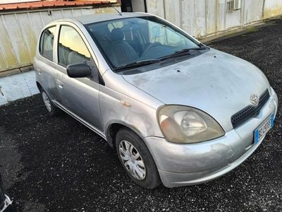 Usata Toyota Yaris 68 CV (50 kW) 2002 Argento Berlina
