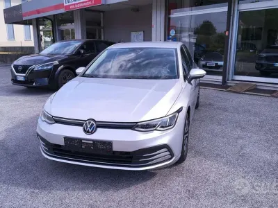 Usata VW Golf VIII Style 131 CV (96 kW) 2022 Grigio metallizzato Berlina