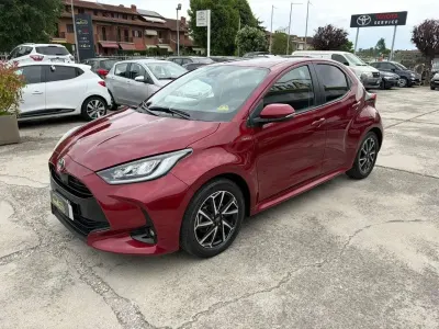 Usata Toyota Yaris Hybrid Lounge 92 CV (67 kW) 2021 Rosso Berlina
