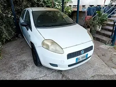 Usata Fiat Grande Punto 77 CV (56 kW) 2007 Bianco Utilitaria