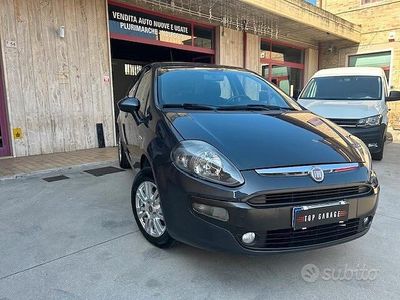 Usado Fiat Punto Lounge 77 CV (56 kW) 2014 Gris Utilitario