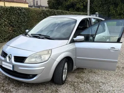 Usata Renault Scénic II 105 CV (77 kW) 2008 Argento Monovolume
