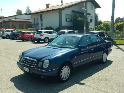 Usado Mercedes E200 186 CV (136 kW) 1999 Azul Berlina