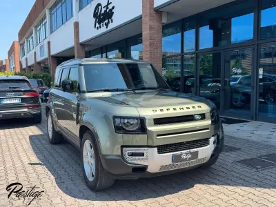 Usata Land Rover Defender SE Dynamic 200 CV (147 kW) 2023 Pangea green SUV