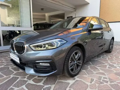 Usata BMW 116 Sport Line 116 CV (85 kW) 2021 Grigio Utilitaria