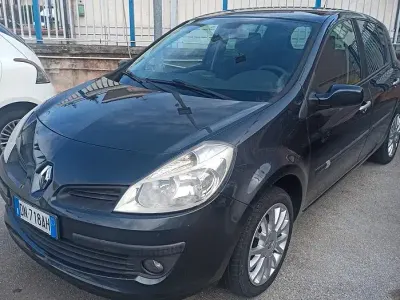 Begagnad Renault Clio II Dynamique 75 HK (55 kW) 2008 Grå Sedan