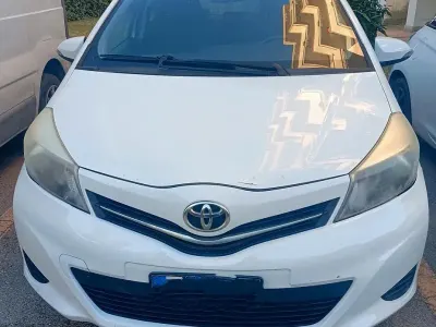 Usata Toyota Yaris 75 CV (55 kW) 2012 Bianco Utilitaria