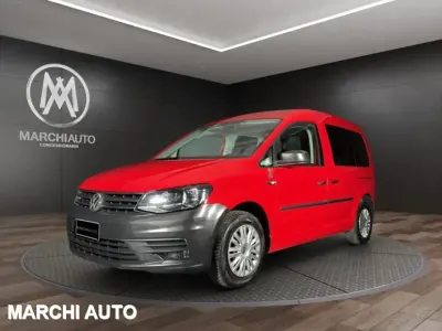 Usata VW Caddy Trendline 102 CV (75 kW) 2017 Rosso pastello Monovolume