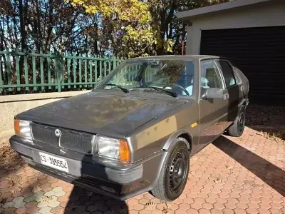 Begagnad Lancia Delta 78 HK (57 kW) 1987 Brun Halvkombi