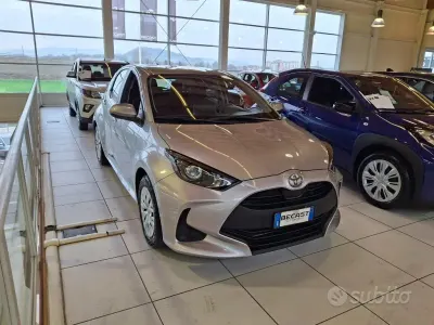 Usata Toyota Yaris Hybrid Active 92 CV (67 kW) 2024 Grigio Berlina