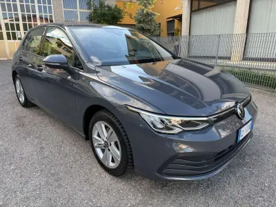 Używany VW Golf VIII Life 116 KM (85 kW) 2021 Szary Sedan/Limuzyna
