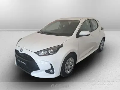 Usata Toyota Yaris Hybrid Active 92 CV (67 kW) 2022 Bianco Berlina
