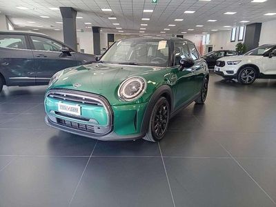 Begagnad Mini Cooper Essential 136 HK (100 kW) 2023 Grön Halvkombi