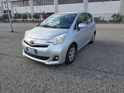 Usata Toyota Verso-S Style 90 CV (66 kW) 2013 Argento Monovolume