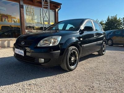 Usado Kia Rio 110 HP (80 kW) 2006 Preto Sedan