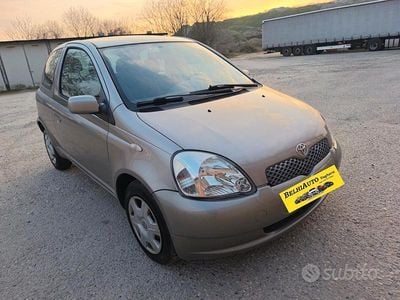 Usata Toyota Yaris 65 CV (47 kW) 2004 Grigio Utilitaria