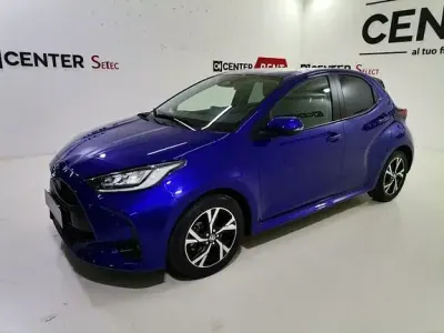 Nuova Toyota Yaris Hybrid Lounge 131 CV (96 kW) 2026 Blu Berlina