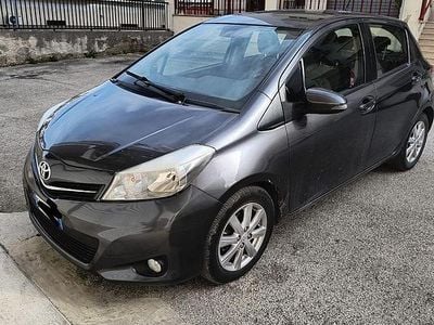 Usata Toyota Yaris Lounge 90 CV (66 kW) 2013 Grigio Berlina