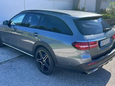 Usata Mercedes E400 Premium Plus 330 CV (242 kW) 2023 Grigio Station wagon