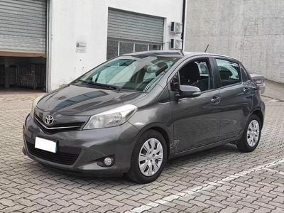 Usata Toyota Yaris 90 CV (66 kW) 2014 Grigio Utilitaria