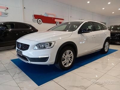 Begagnad Volvo V60 CC 150 HK (110 kW) 2018 Vit Kombi