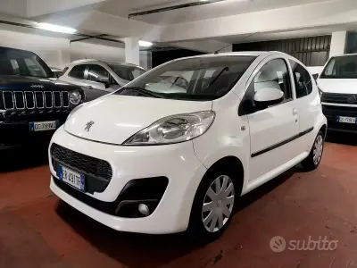 Usata Peugeot 107 Active 68 CV (50 kW) 2013 Bianco Utilitaria