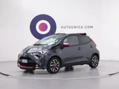 Usata Toyota Aygo Connect Style 72 CV (52 kW) 2020 Grigio Utilitaria