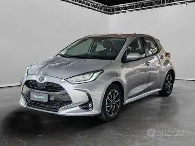 Usata Toyota Yaris Hybrid Trend 92 CV (67 kW) 2022 Marrone Berlina