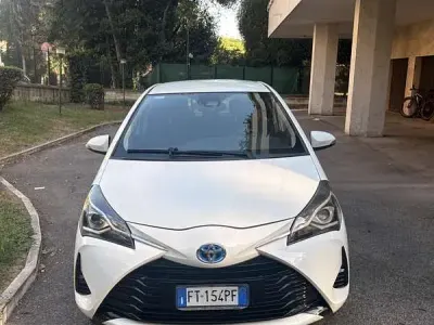 Usata Toyota Yaris Hybrid Cool 73 CV (53 kW) 2019 Berlina