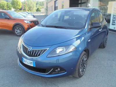 Usata Lancia Ypsilon Gold 69 CV (50 kW) 2023 Blu/azzurro Utilitaria