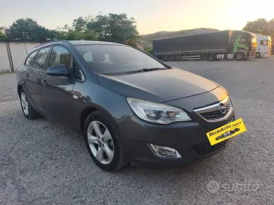 Usata Opel Astra 140 CV (102 kW) 2012 Grigio Station wagon
