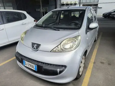 Usata Peugeot 107 68 CV (50 kW) 2007 Grigio Utilitaria
