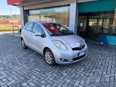 Begagnad Toyota Yaris 90 HK (66 kW) 2011 Svart Halvkombi