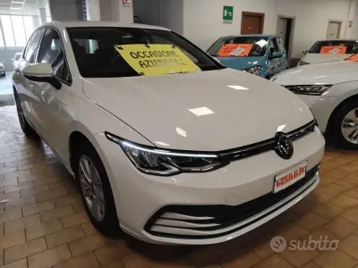 Usata VW Golf VIII Life 116 CV (85 kW) 2022 Pure white / pastello Berlina