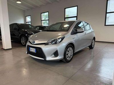 Usata Toyota Yaris Hybrid Lounge 75 CV (55 kW) 2014 Grigio Berlina